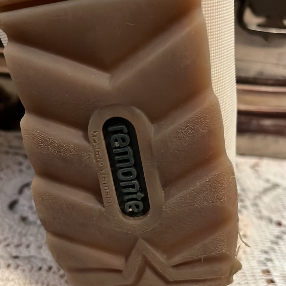 Remote boots 🥾 - Picture 7 of 12